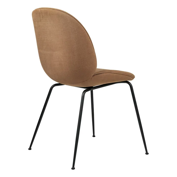 Chaise Beetle rembourée, piètement noir - GamFratesi | Camel- Image produit n°1