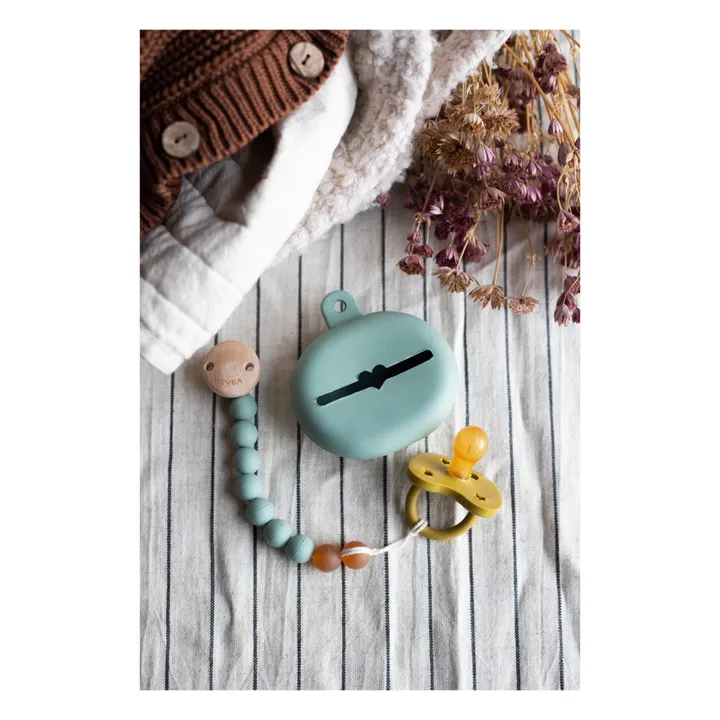 Pinza para chupetes de caucho natural y madera | Verde Almendra- Imagen del producto n°2