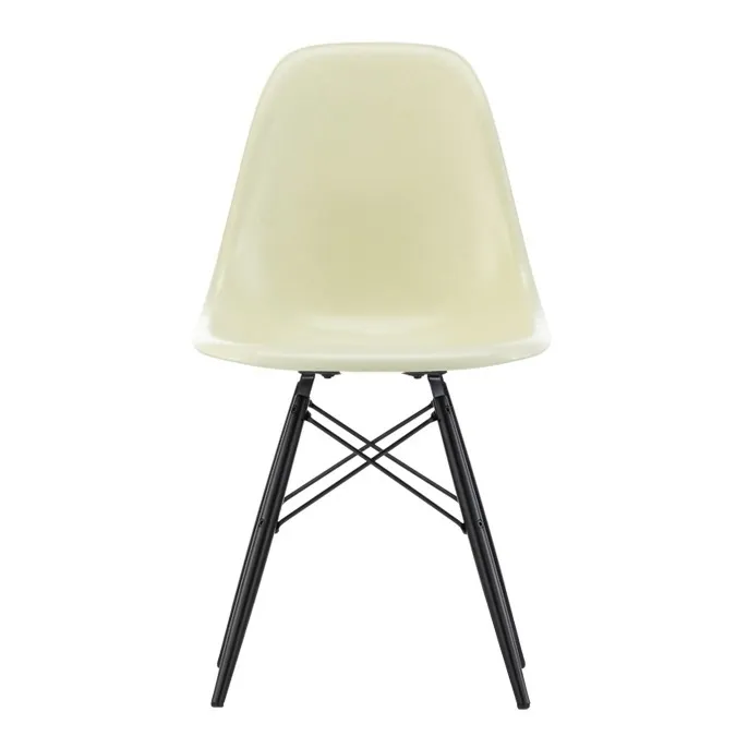 Chaise DSW Fiberglass - piètement en érable - Charles & Ray Eames | Eames Parchment- Image produit n°0