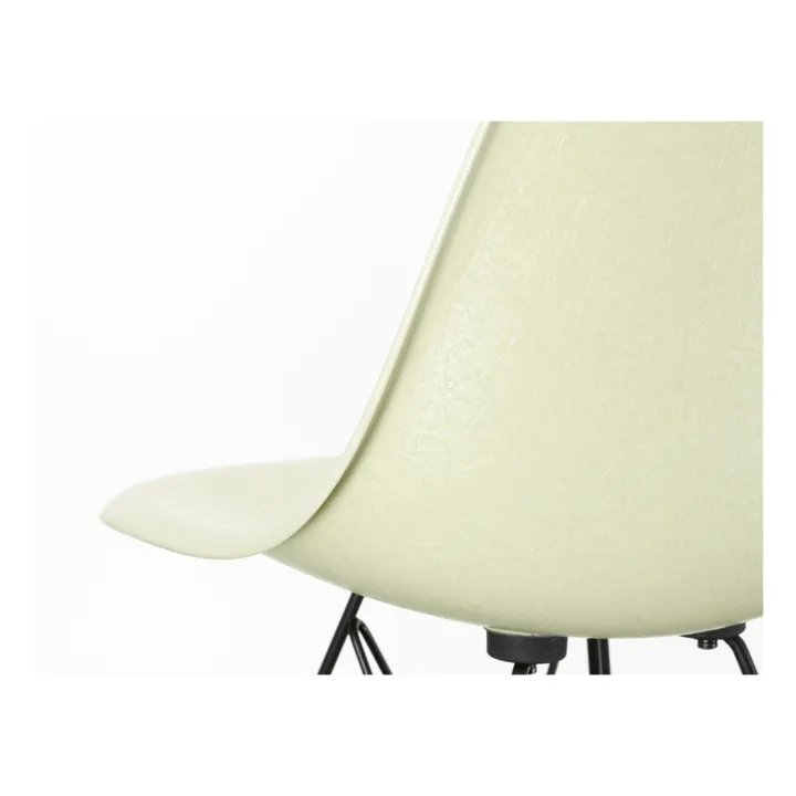 Chaise DSW Fiberglass - piètement en érable - Charles & Ray Eames | Eames Parchment- Image produit n°2