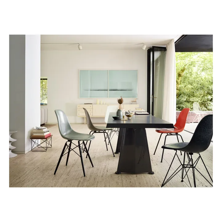 Chaise DSW Fiberglass - piètement en érable - Charles & Ray Eames | Eames Navy Blue- Image produit n°1