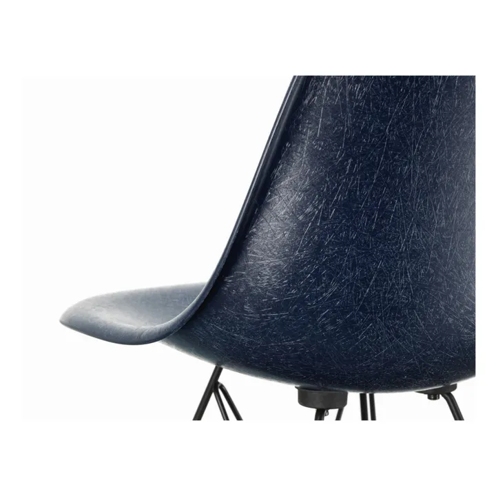 Chaise DSW Fiberglass - piètement en érable - Charles & Ray Eames | Eames Navy Blue- Image produit n°4