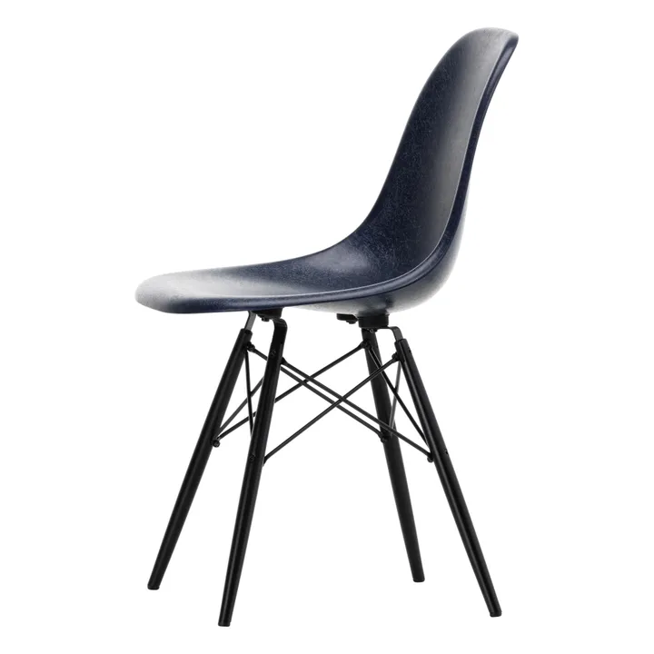 Chaise DSW Fiberglass - piètement en érable - Charles & Ray Eames | Eames Navy Blue- Image produit n°2