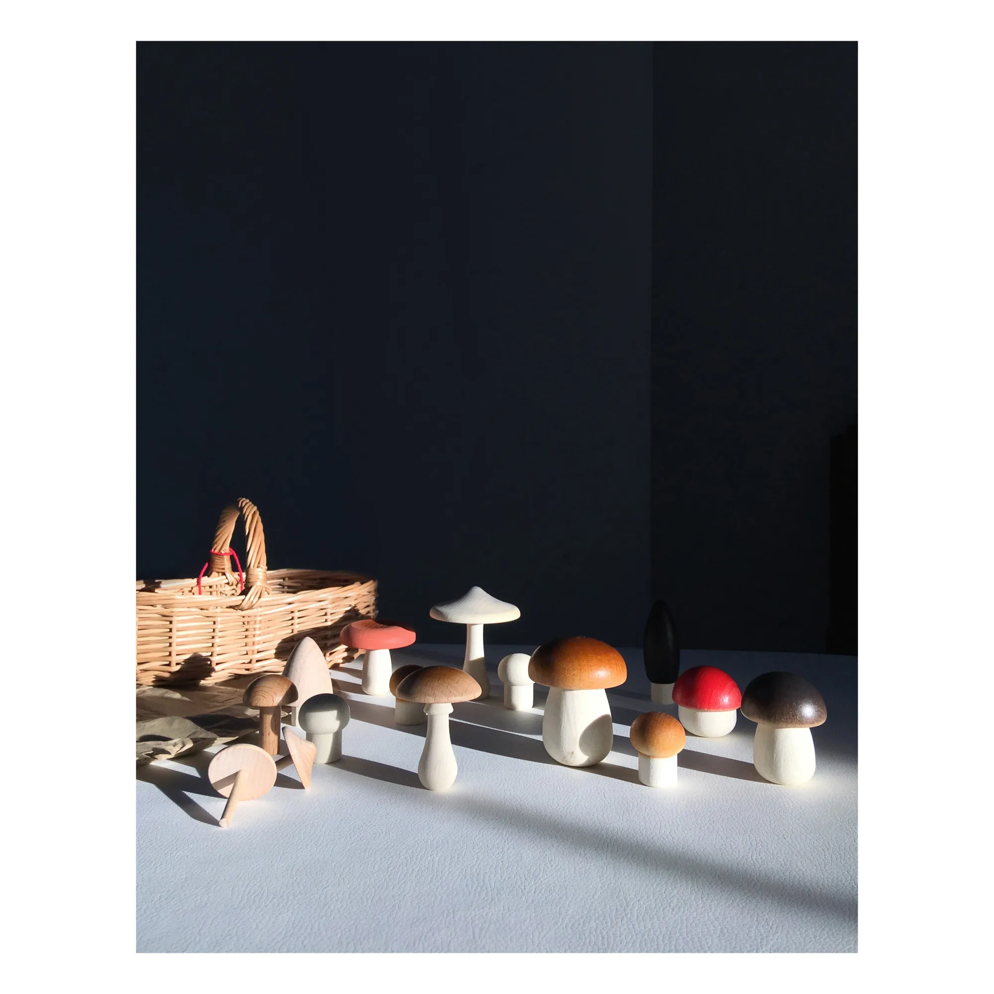 Champignons en bois et son panier en rotin- Image produit n°3