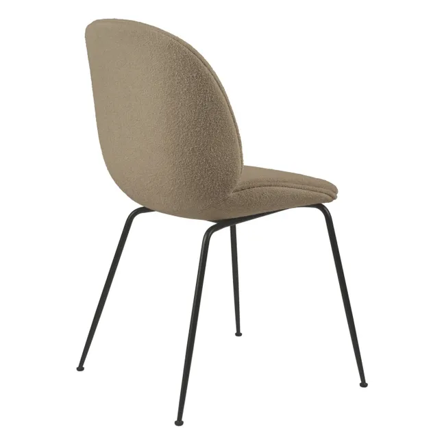Chaise Beetle rembourrée en light bouclé, piètement noir - GamFratesi | Taupe