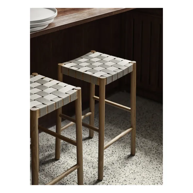 Sgabello da bar Betty, gambe in legno  - Thau & Kallio