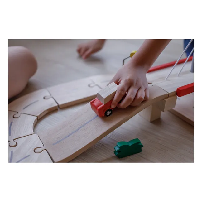 Rennbahn mit Holz-Accessoires