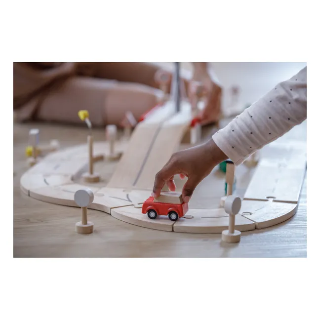 Rennbahn mit Holz-Accessoires