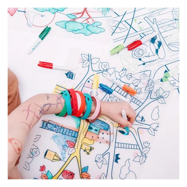 Coloring placemats with 5 felt pens and an "Pink Magic Tree" bracelet