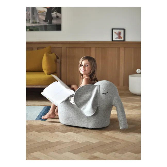 El elefante sobre ruedas | Gris