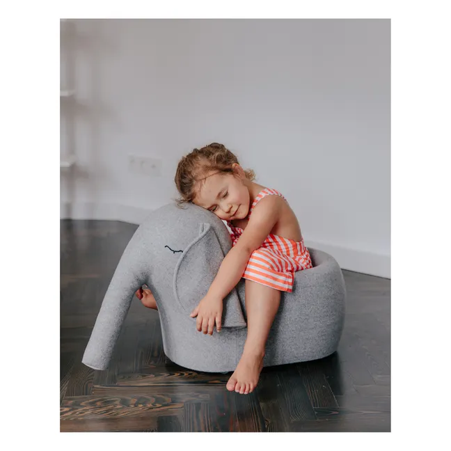 El elefante sobre ruedas | Gris