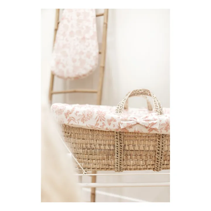 Babykorb aus handgeflochtenen Palmblättern. | Rosa- Produktbild Nr. 1