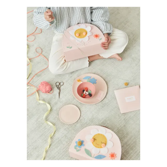 Reisetasche mit bestickten Blumen