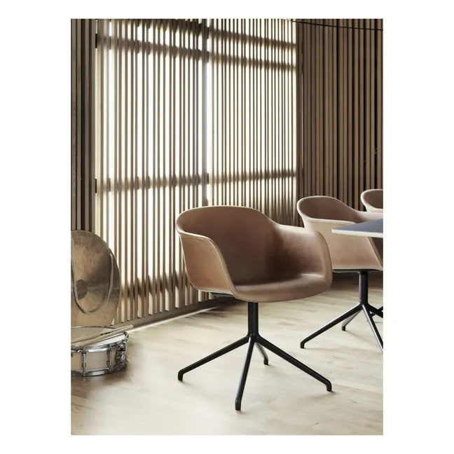 Silla Fiber con reposabrazos de cuero  | Coñac