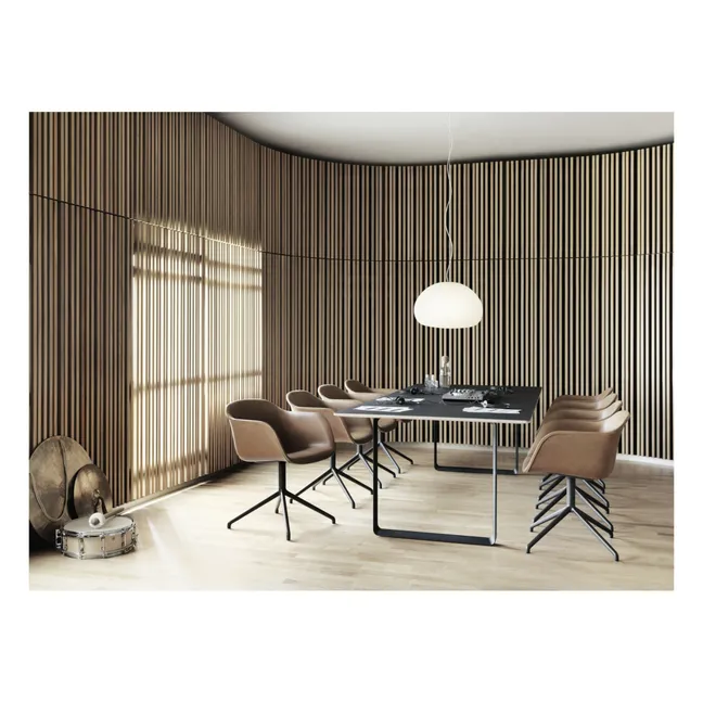 Silla Fiber con reposabrazos de cuero  | Coñac