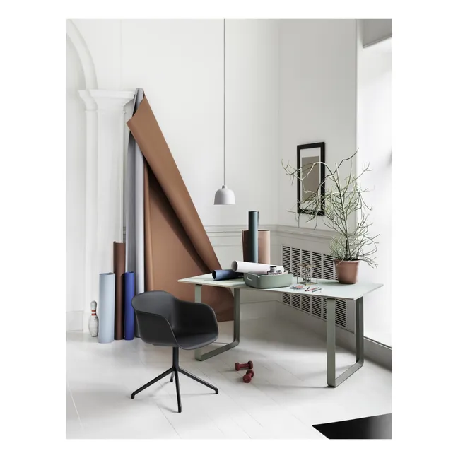 Silla Fiber con reposabrazos de plástico reciclado | Negro