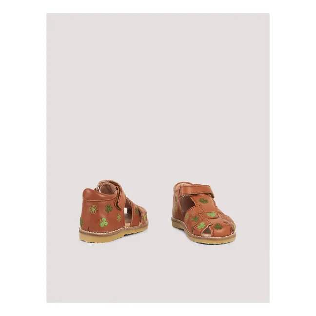 Sandalias bordadas Trébol x Capsule Uniqua | Coñac