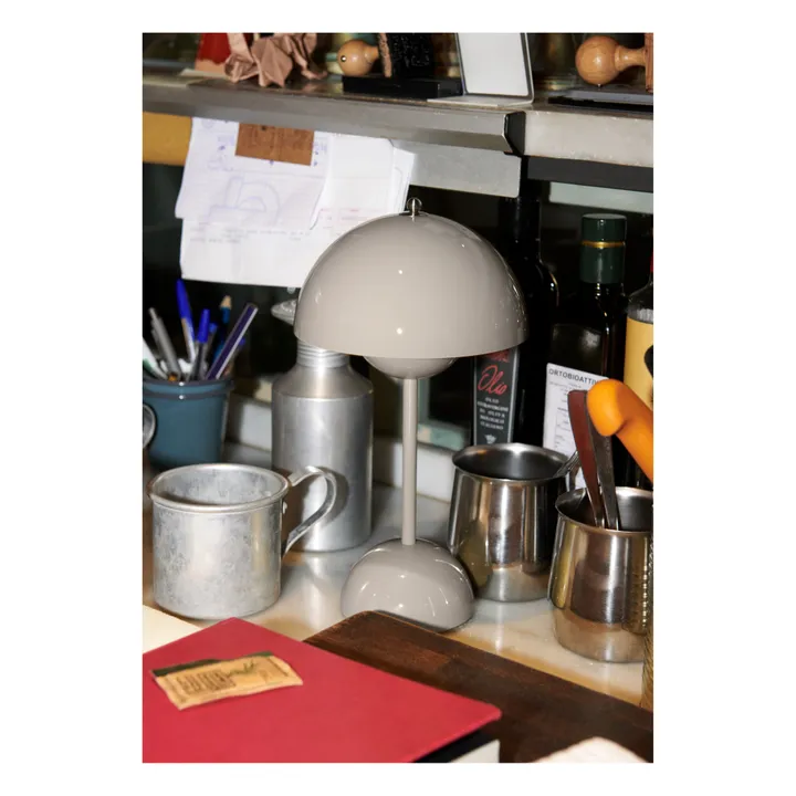VP9 Flowerpot Portable Table Lamp, Vernon Panton | Grey- Product image n°5