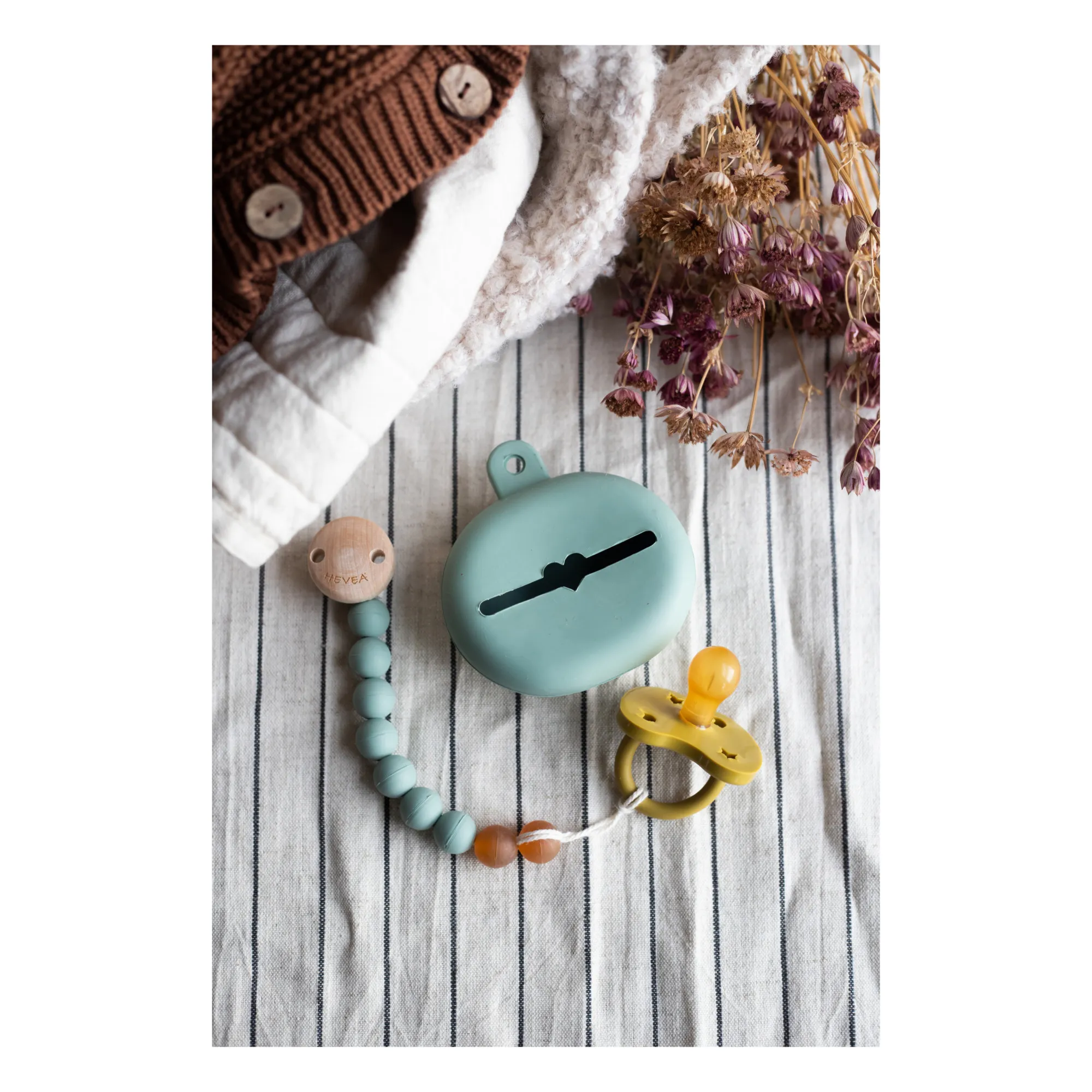 Natural Rubber and Rubberwood Dummy Clip | Almond green- Product image n°2