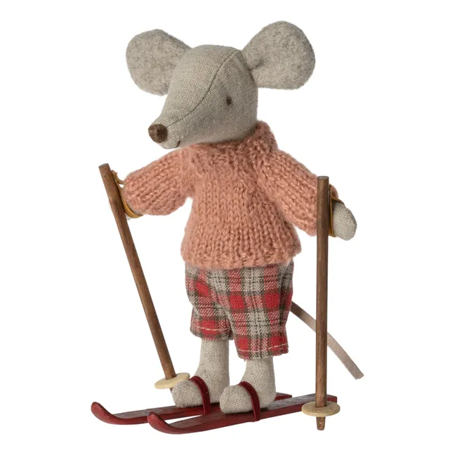 Big sister mouse with her pair of skis
