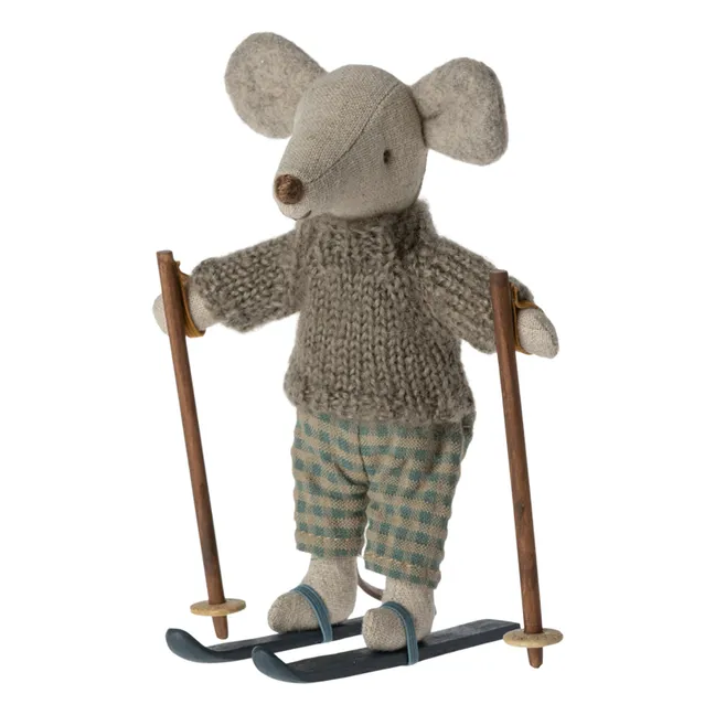 Big brother mouse with his pair of skis