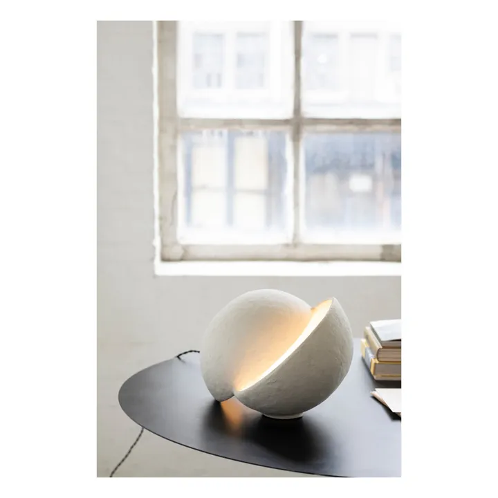 Lampe à poser Earth ronde en papier maché | Blanc- Image produit n°5