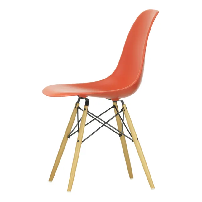 DSW plastic chair - maple base - Charles &amp; Ray Eames | Rouge coquelicot