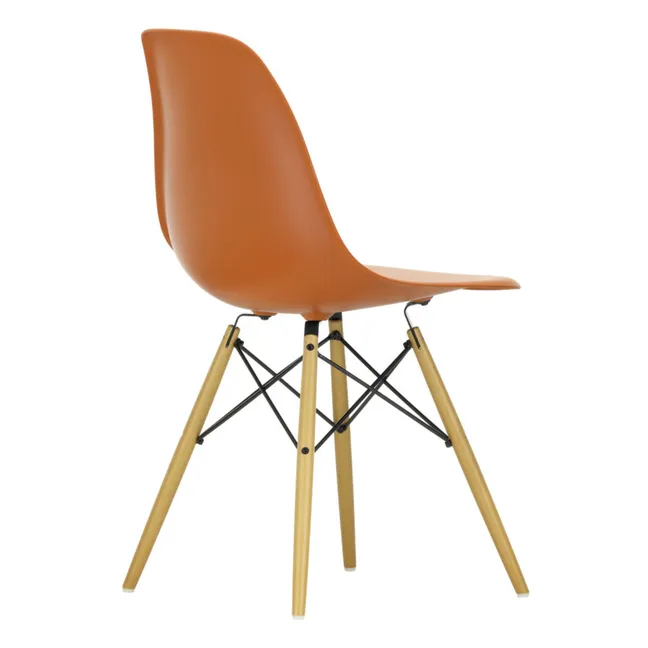DSW plastic chair - maple base - Charles &amp; Ray Eames | Orange Rouille