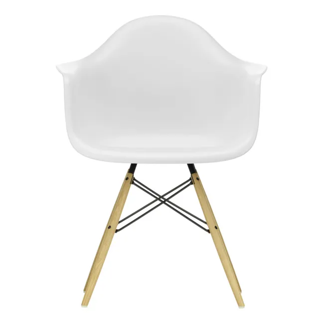 DAW chair - maple base - Charles &amp; Ray Eames | White