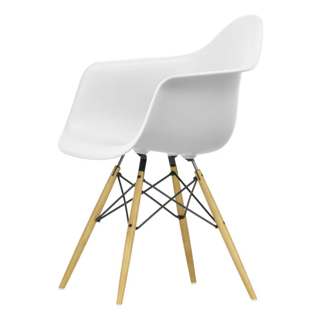 DAW chair - maple base - Charles &amp; Ray Eames | White