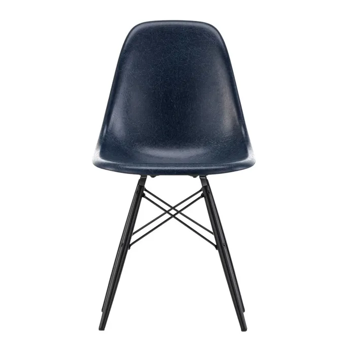 Chaise DSW Fiberglass - piètement en érable - Charles & Ray Eames | Eames Navy Blue- Image produit n°0
