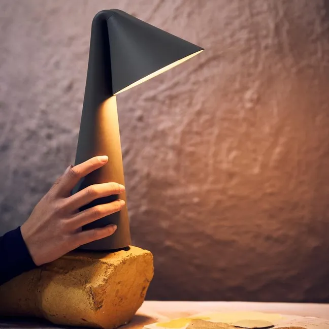 Lámpara de mesa «Ami», de Thomas Albertsen | Olive