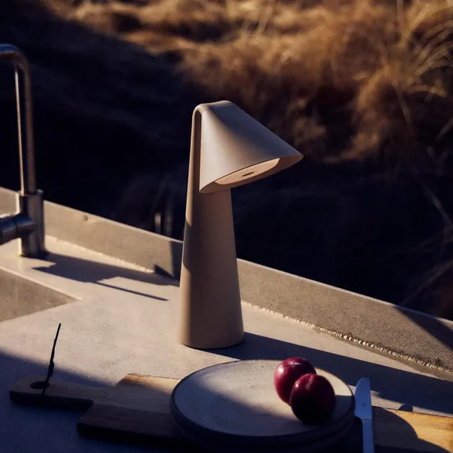 Lámpara de mesa «Ami», de Thomas Albertsen | Olive