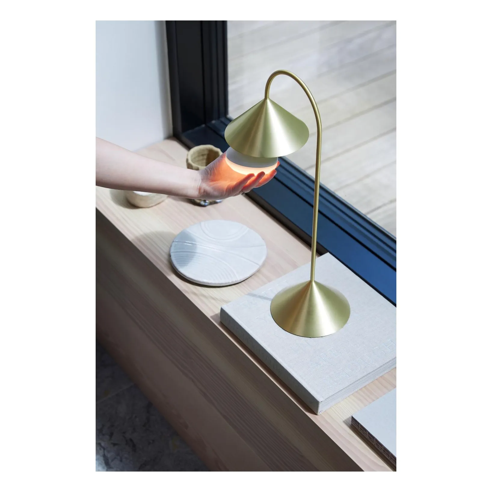 Lampe à poser Grasp, Thomas Albertsen | Laiton- Image produit n°2