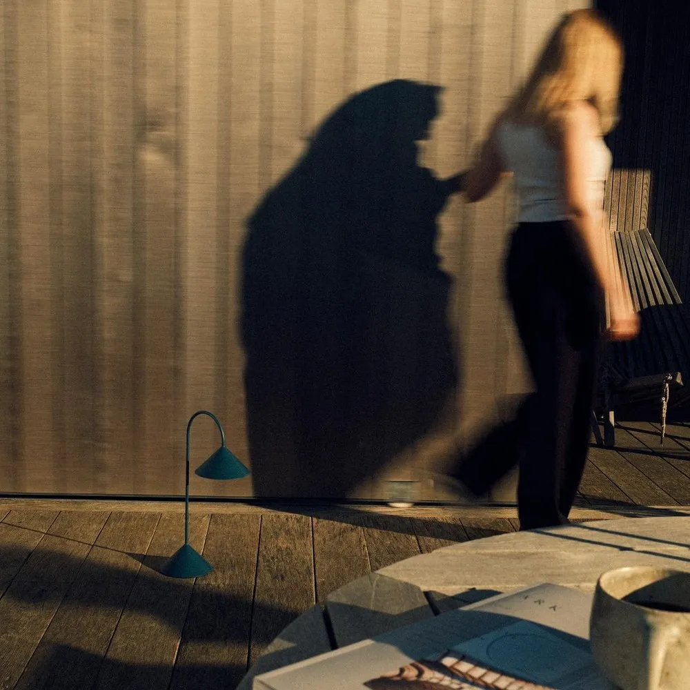 Lampe à poser Grasp, Thomas Albertsen | Bleu pétrole- Image produit n°1