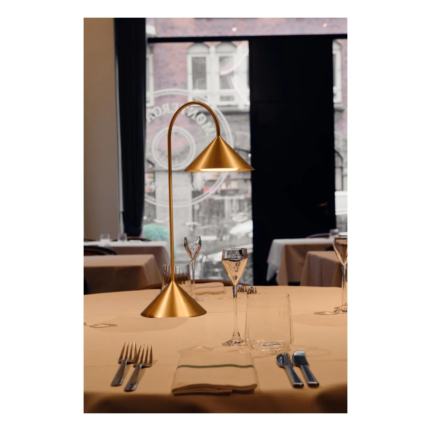Lampe à poser Grasp, Thomas Albertsen | Laiton- Image produit n°4