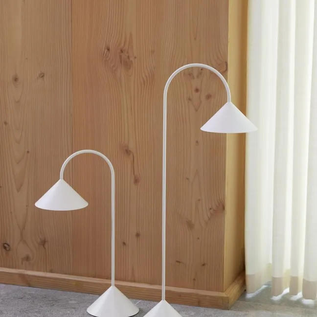 Tischlampe „Grasp“, Thomas Albertsen | Weiß