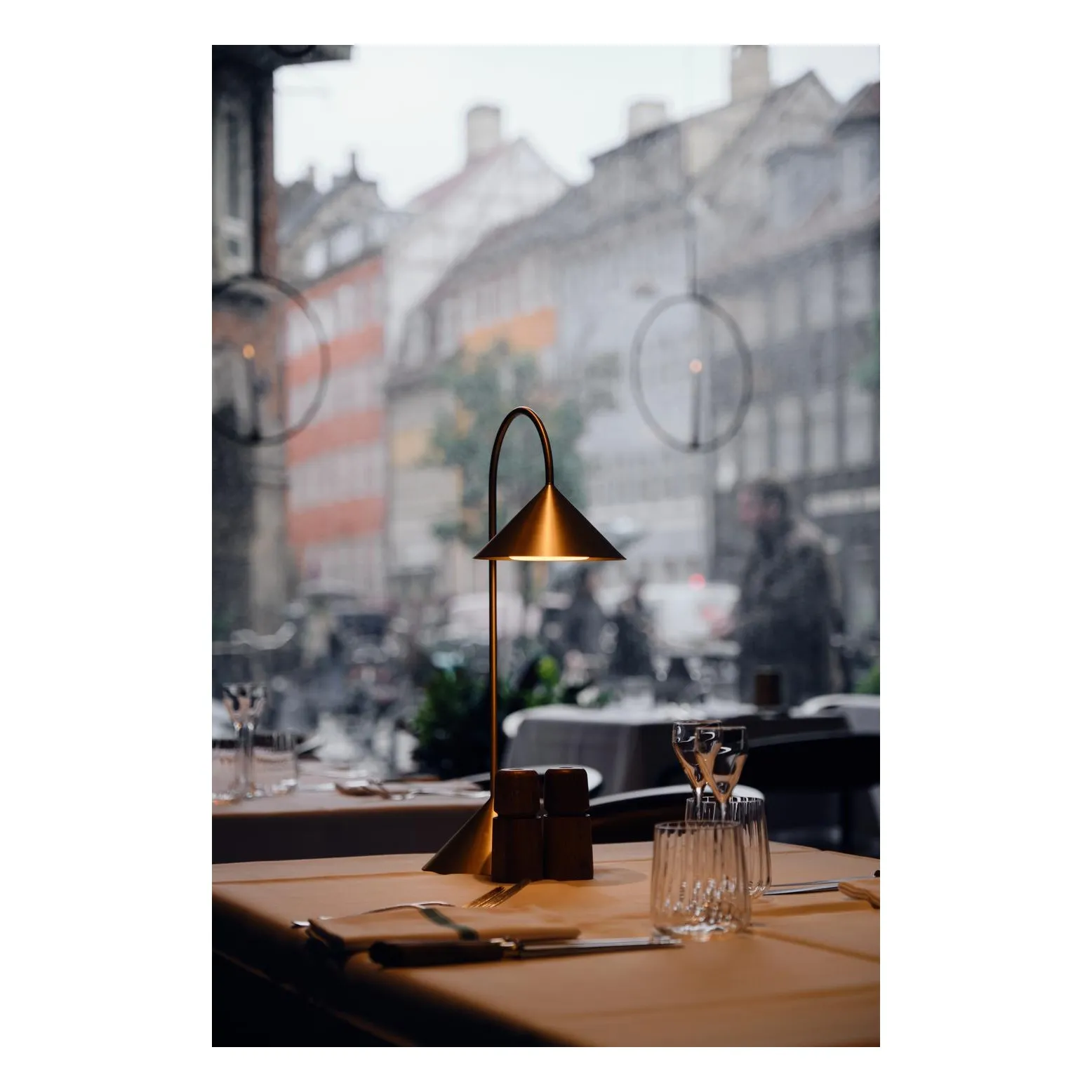 Lampe à poser Grasp, Thomas Albertsen | Laiton- Image produit n°9
