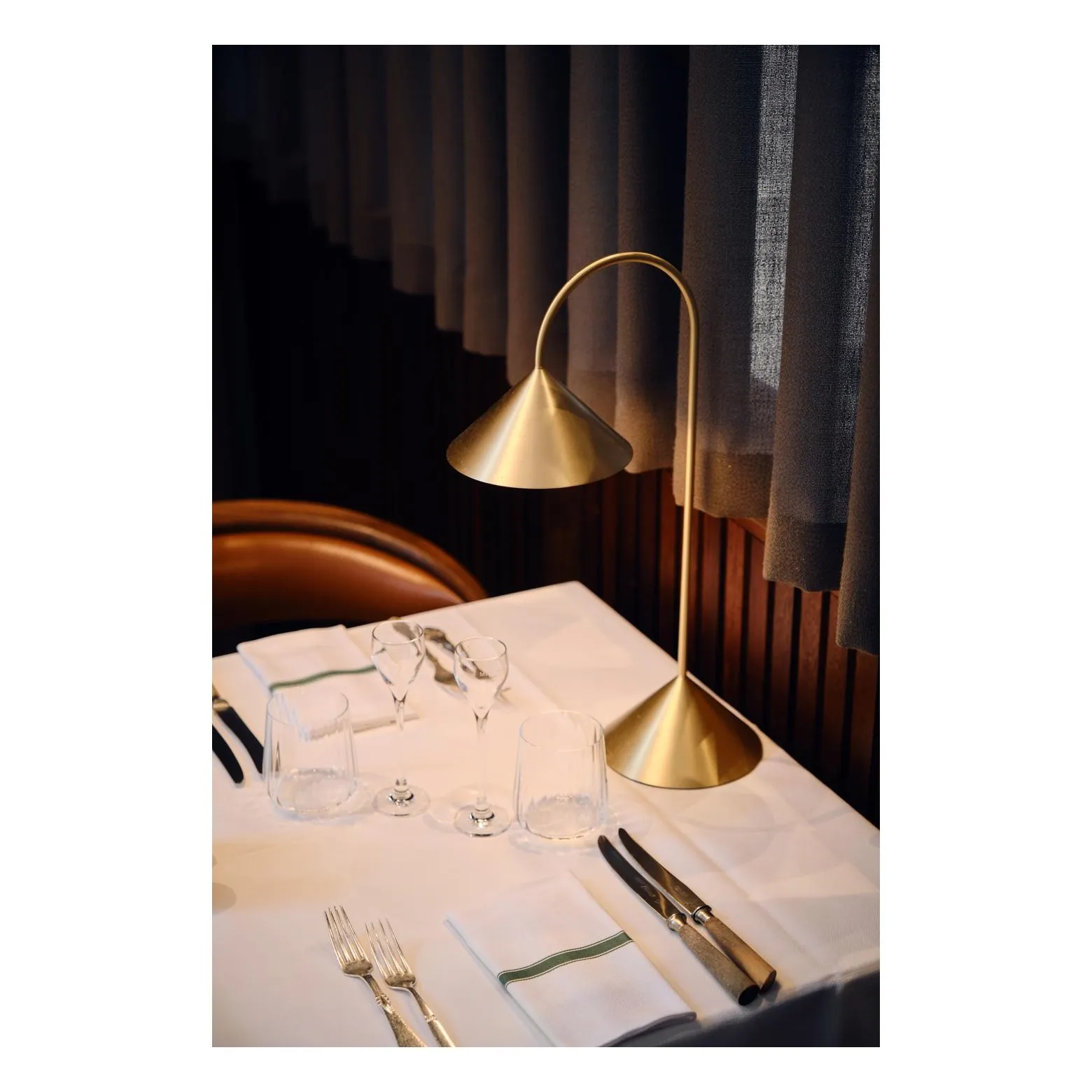 Lampe à poser Grasp, Thomas Albertsen | Laiton- Image produit n°1