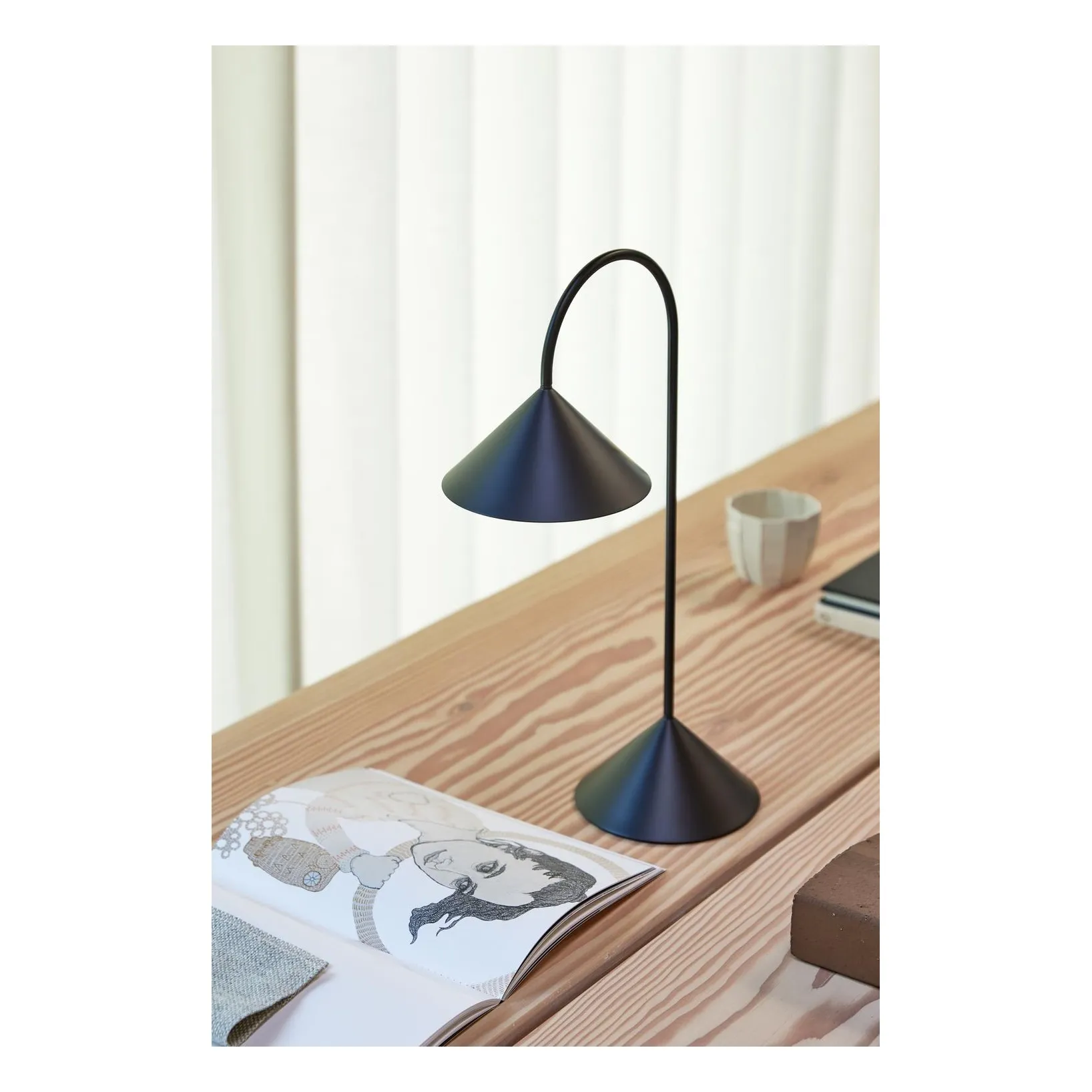 Lampe à poser Grasp, Thomas Albertsen | Noir mat- Image produit n°1