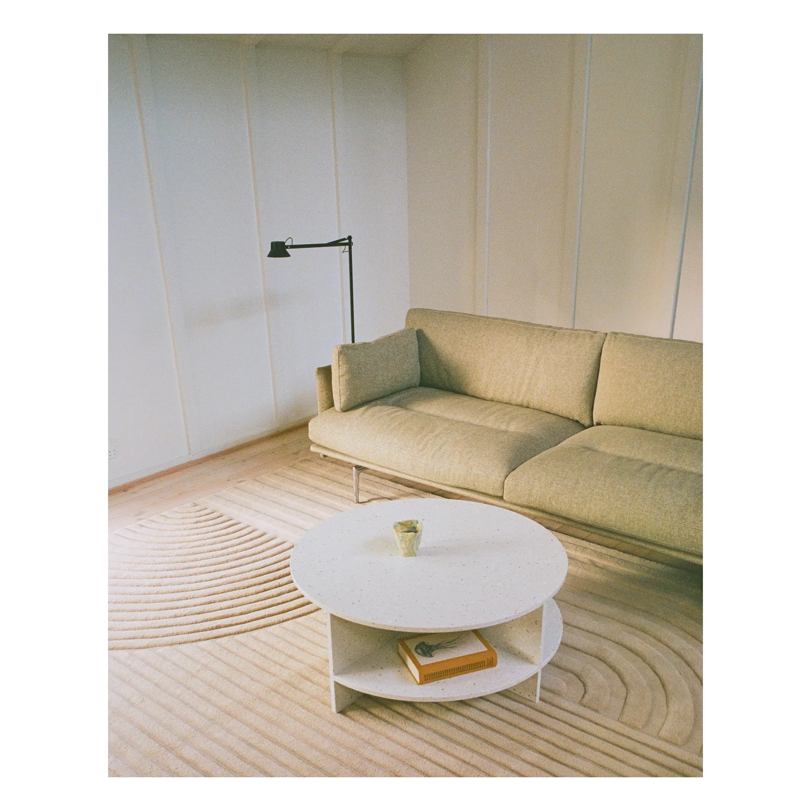 Table basse en terrazzo Halves | Off-White- Image produit n°1