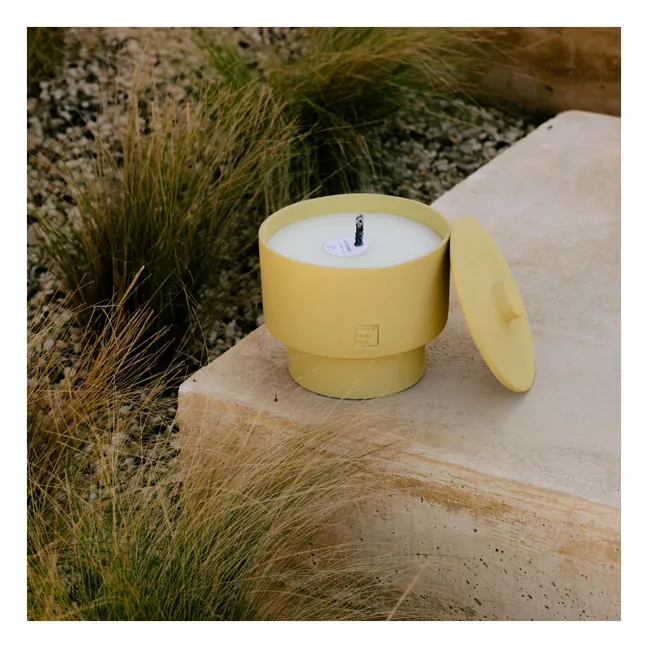 Vela de exterior June Sahara Three con funda, fragancia neutra | Amarillo palo