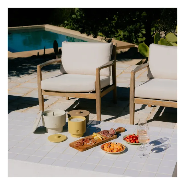 Vela de exterior June Sahara Three con funda, fragancia neutra | Amarillo palo