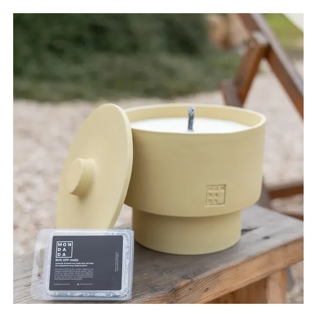 Vela de exterior June Sahara Three con funda, fragancia neutra | Amarillo palo