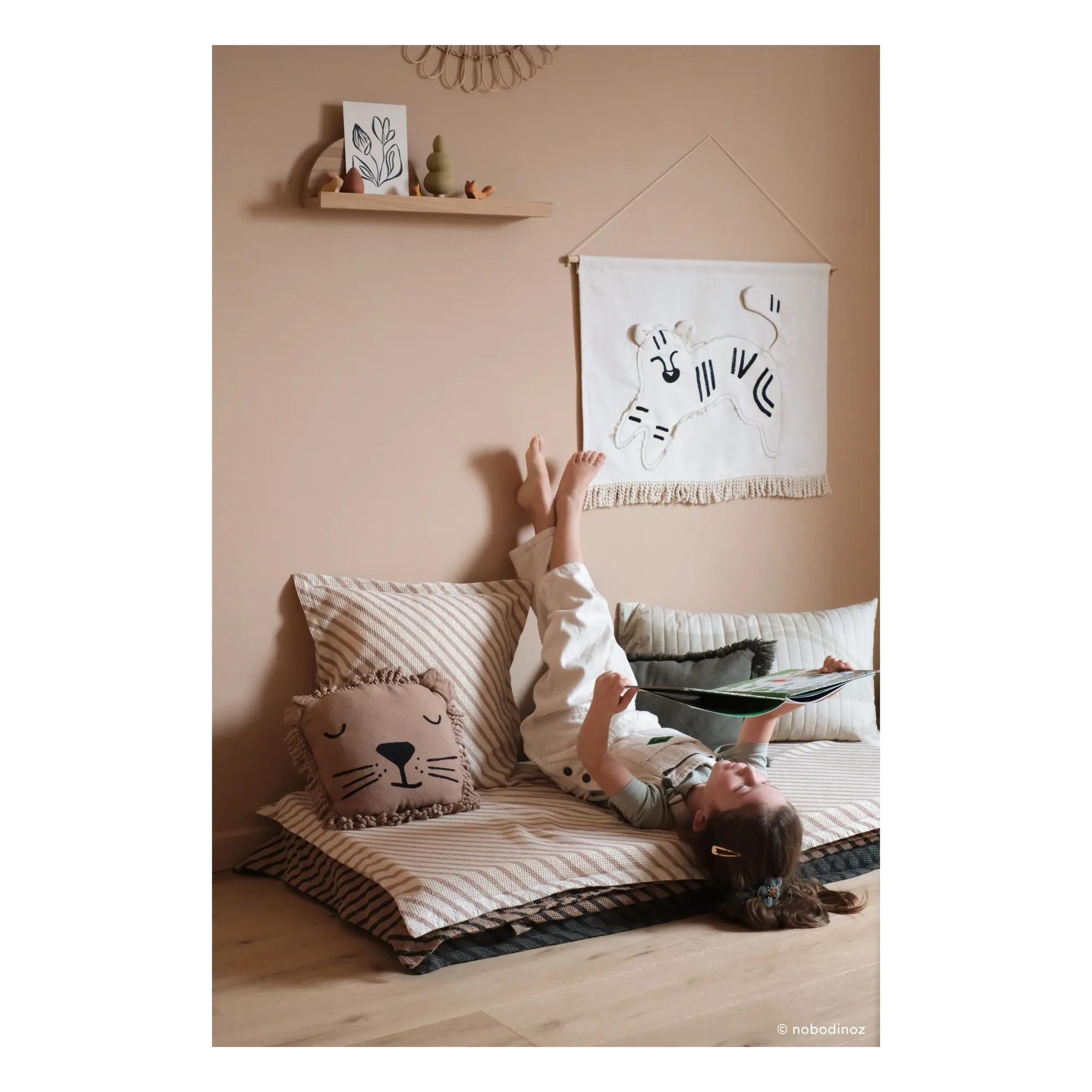 Coussin brodé Lion | Sable- Image produit n°2