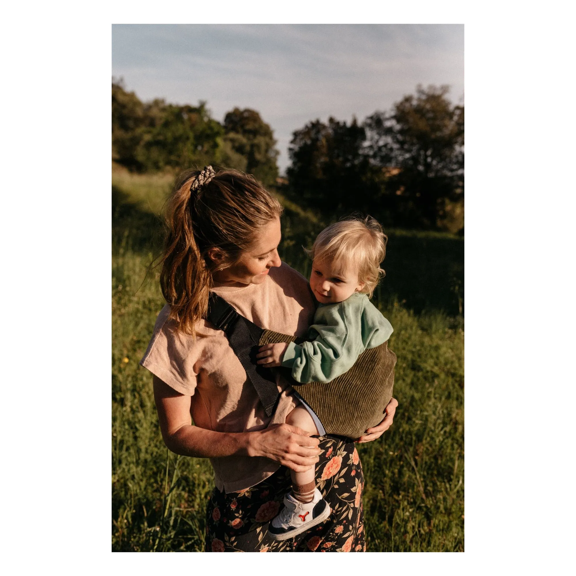 Porte-bébé en velours côtelé | Vert kaki- Image produit n°1