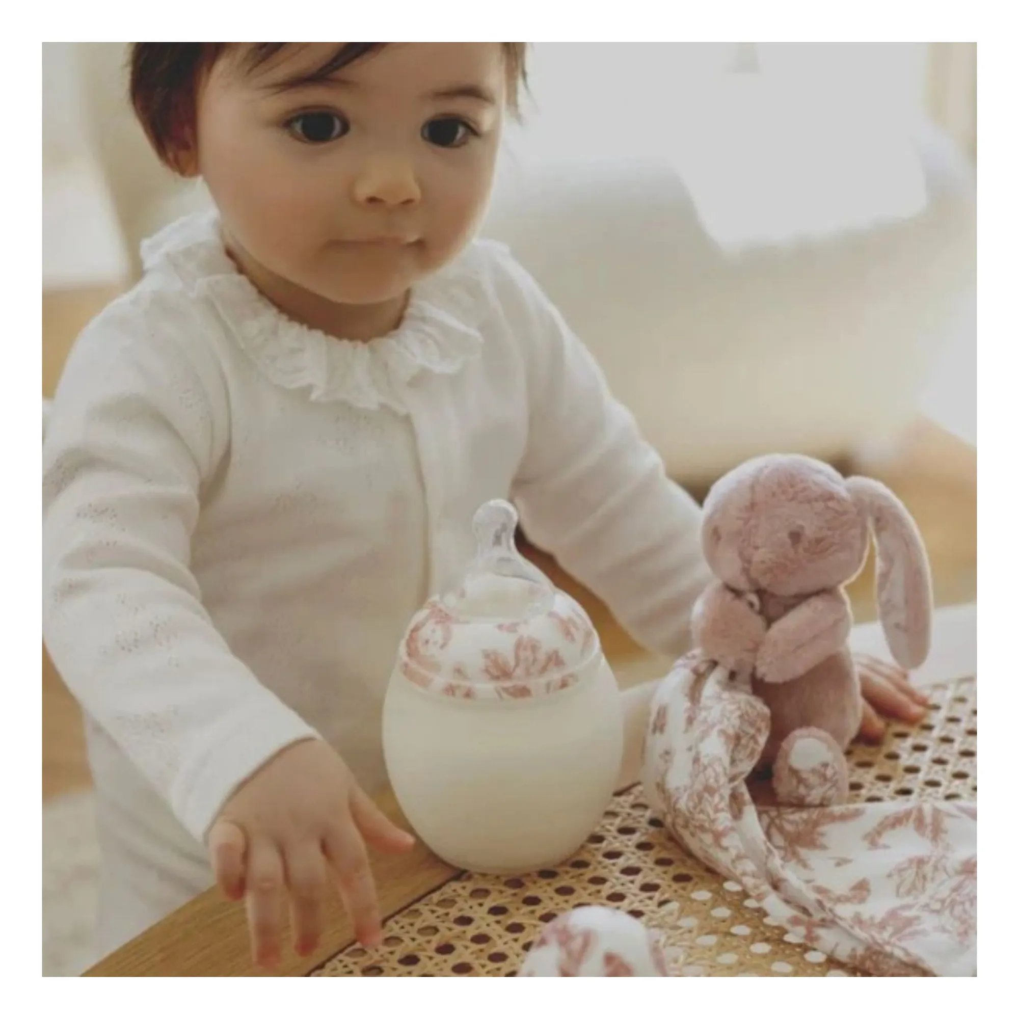 Elhée - Coffret biberon en silicone médical et doudou lange Augustin le lapin Toile de Jouy - Elhée x Tartine et Chocolat (Elhée) - Image 1