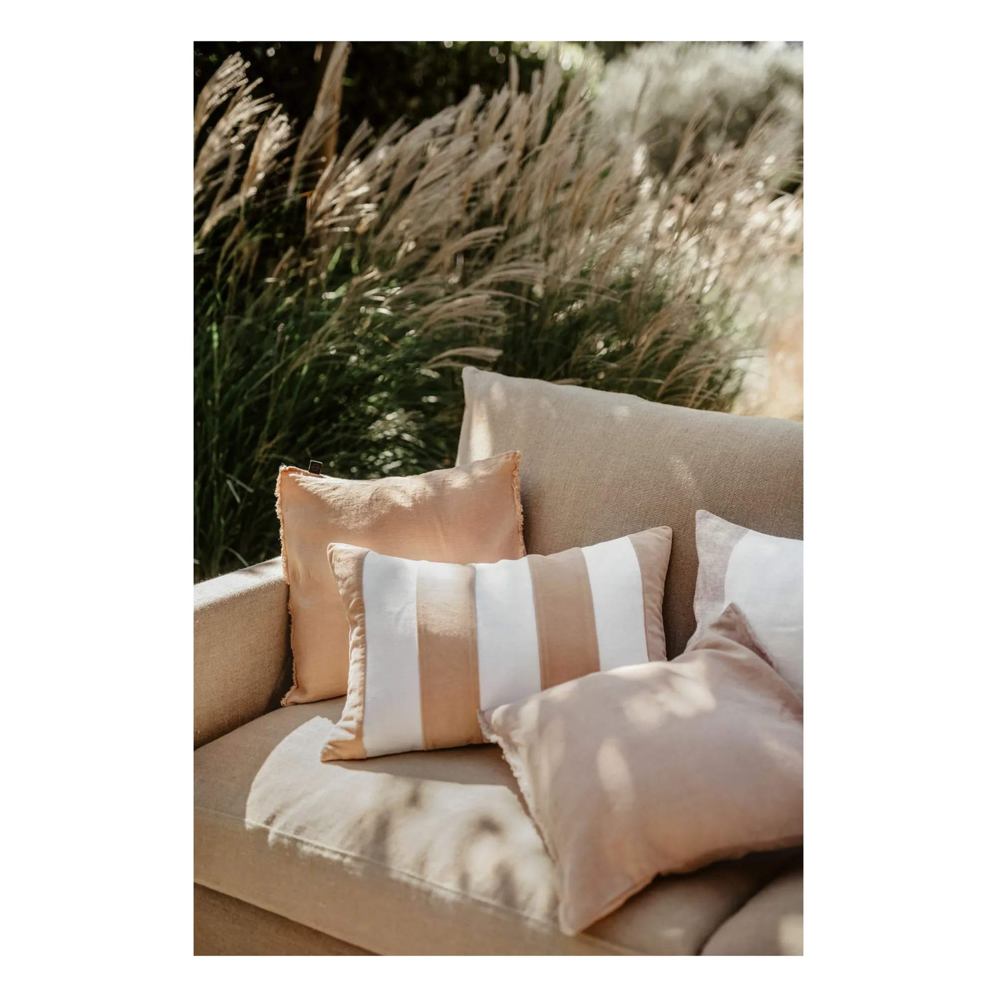 Housse de coussin en lin et velours Perth | Rose poudré- Image produit n°1