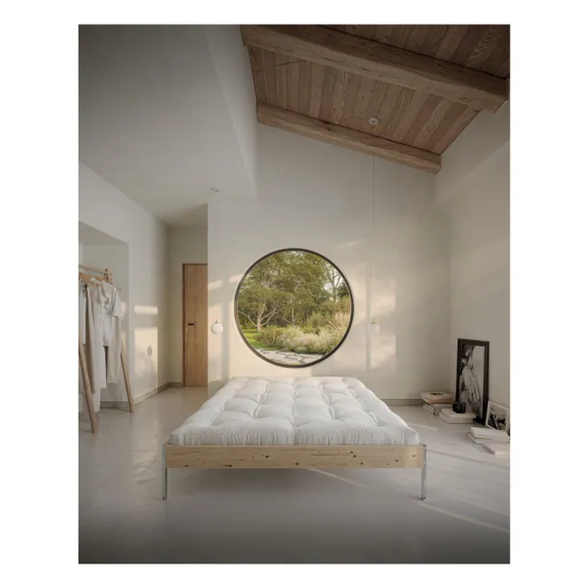 Cama de madera con núcleo