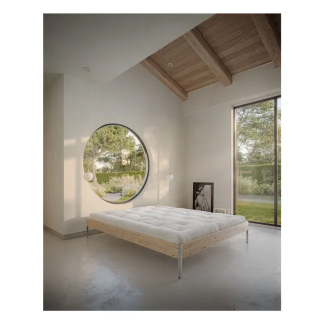 Cama de madera con núcleo